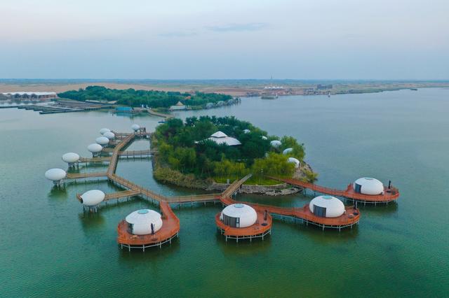 沙湖边的超级网红酒店,住在蛋里是什么样的体验休闲区蓝鸢梦想 - Www.slyday.coM 沙湖边的超级网红酒店,住在蛋里是什么样的体验休闲区蓝鸢梦想 - Www.slyday.coM