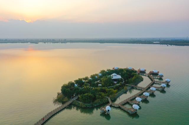 沙湖边的超级网红酒店,住在蛋里是什么样的体验休闲区蓝鸢梦想 - Www.slyday.coM 沙湖边的超级网红酒店,住在蛋里是什么样的体验休闲区蓝鸢梦想 - Www.slyday.coM