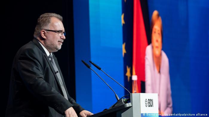 德国联邦工业协会（BDI）主席鲁斯武姆欢迎默克尔总理致辞 图自AP