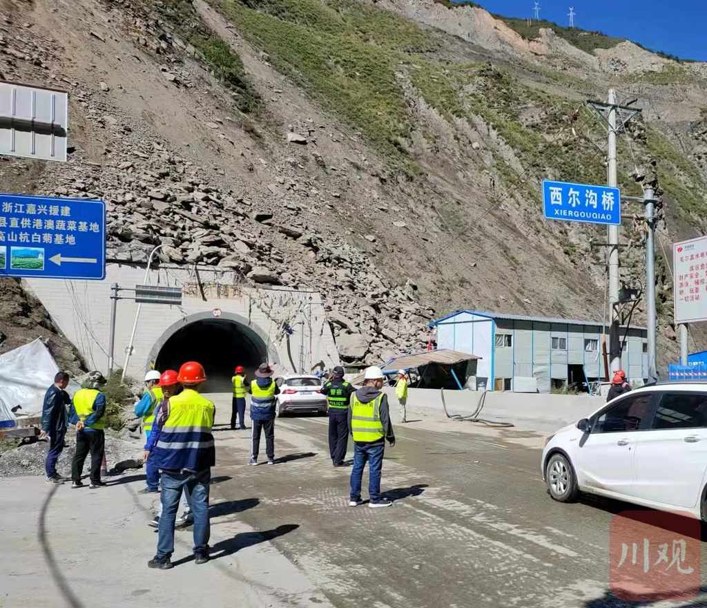 10月2日,四川在线记者从正在一线处置国道347线西尔隧道进口端塌方的