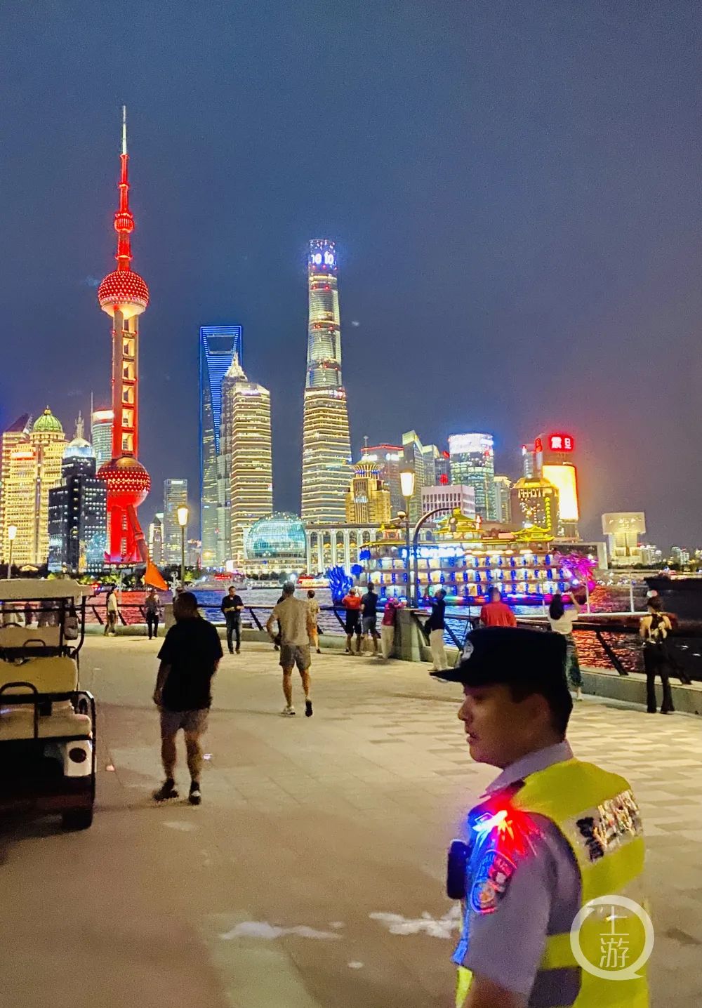 上海直升机国庆节挂国旗巡飞北外滩亲水平台首次对外开放