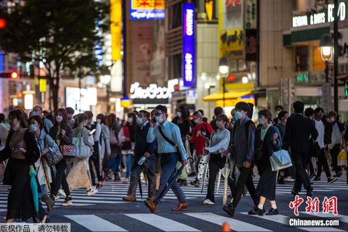 当地时间10月1日晚，日本东京街头人流密集。