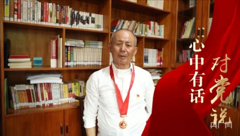 "与平时在学校升旗有些不一样,这个广场除了有升旗台,还有毛爷爷的