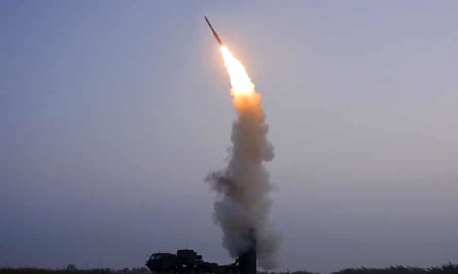 朝鲜国防科学院9月30日成功试射一枚“新研发”的防空导弹。朝中社图