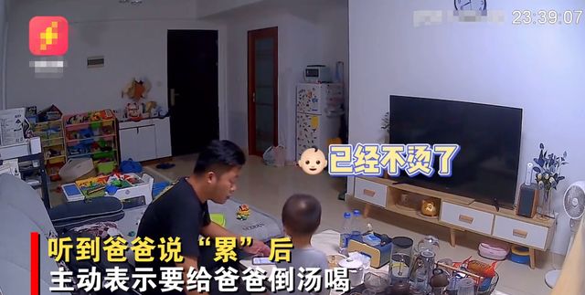 广东男子半夜回来2岁儿子主动给他倒汤喝,网友:这是什么神仙娃休闲区蓝鸢梦想 - Www.slyday.coM 广东男子半夜回来2岁儿子主动给他倒汤喝,网友:这是什么神仙娃休闲区蓝鸢梦想 - Www.slyday.coM