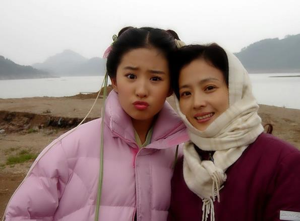 刘亦菲和关晓彤，跟她们的妈妈到底有多像