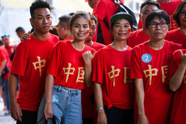 名记为足协、李铁叫屈，怒斥球迷恶心人！国足战越南都要熬夜助阵