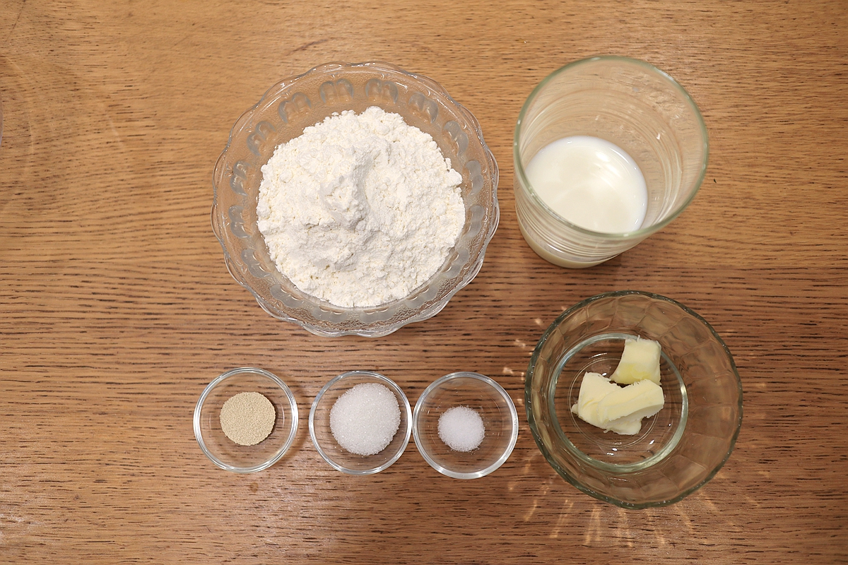 100克面粉烤2个大汉堡，表面不刷蛋液颜色倍儿好，又暄又软吃撑了