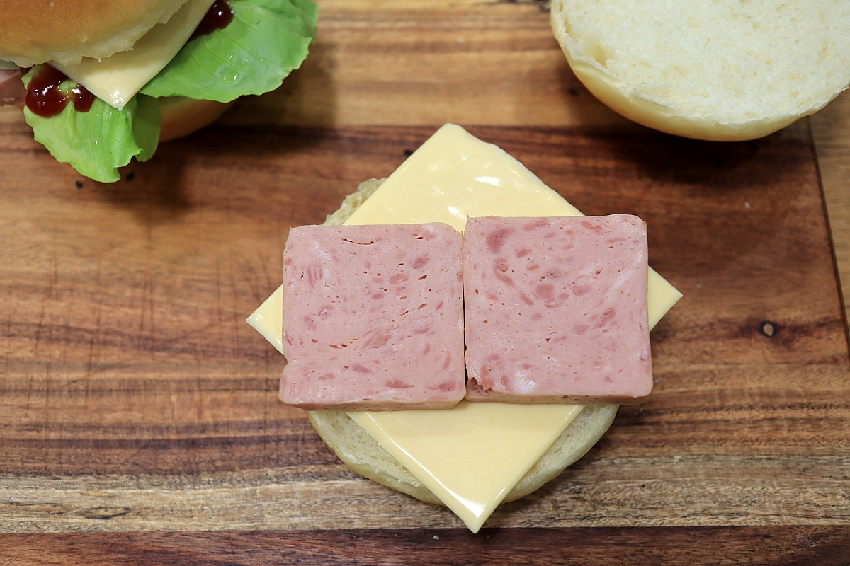 100克面粉烤2个大汉堡，表面不刷蛋液颜色倍儿好，又暄又软吃撑了