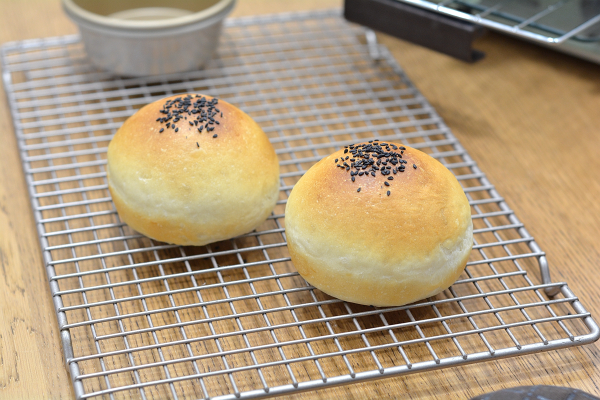 100克面粉烤2个大汉堡，表面不刷蛋液颜色倍儿好，又暄又软吃撑了