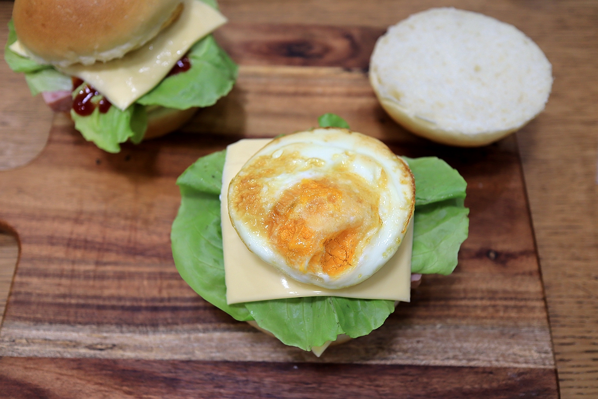 100克面粉烤2个大汉堡，表面不刷蛋液颜色倍儿好，又暄又软吃撑了