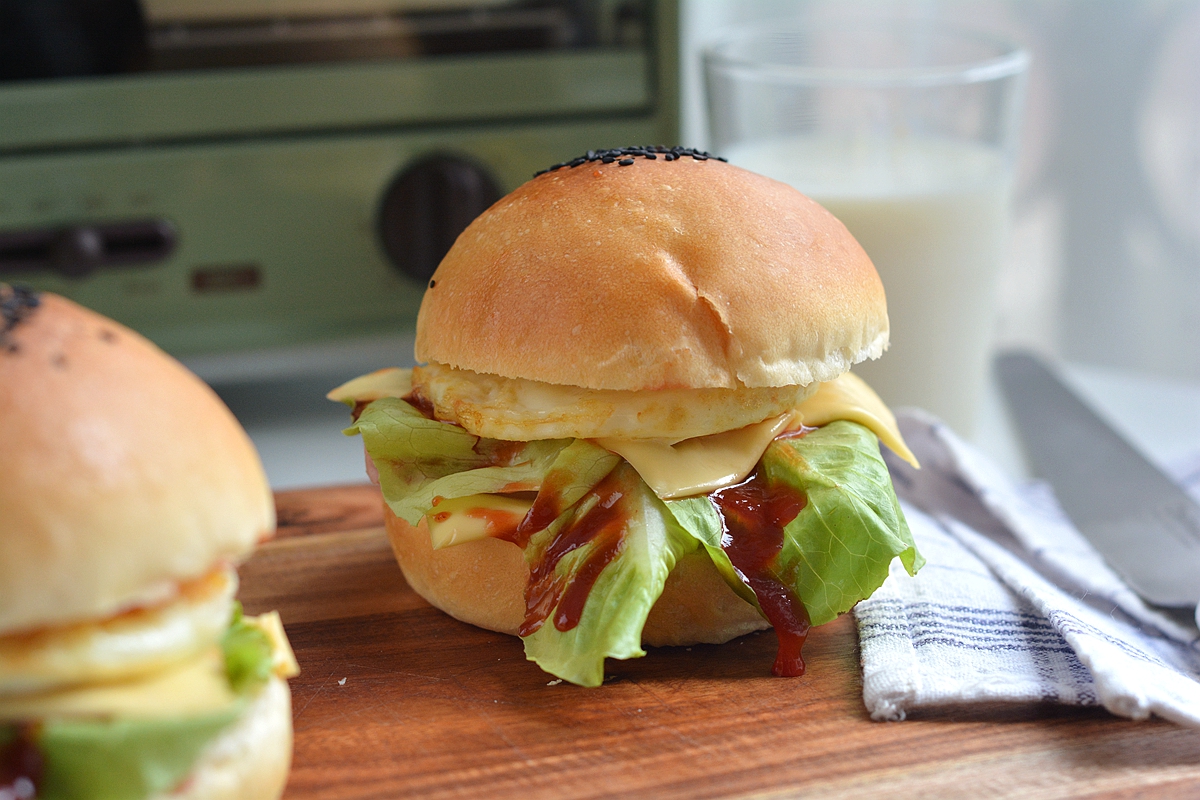 100克面粉烤2个大汉堡，表面不刷蛋液颜色倍儿好，又暄又软吃撑了