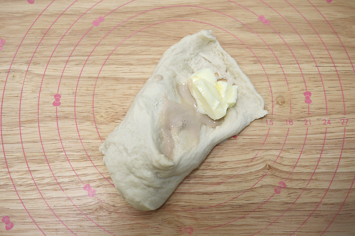 100克面粉烤2个大汉堡，表面不刷蛋液颜色倍儿好，又暄又软吃撑了