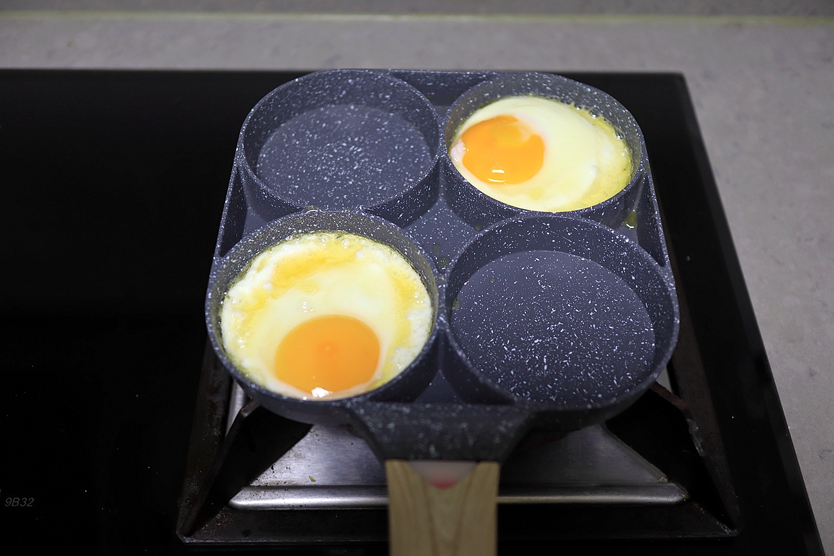 100克面粉烤2个大汉堡，表面不刷蛋液颜色倍儿好，又暄又软吃撑了