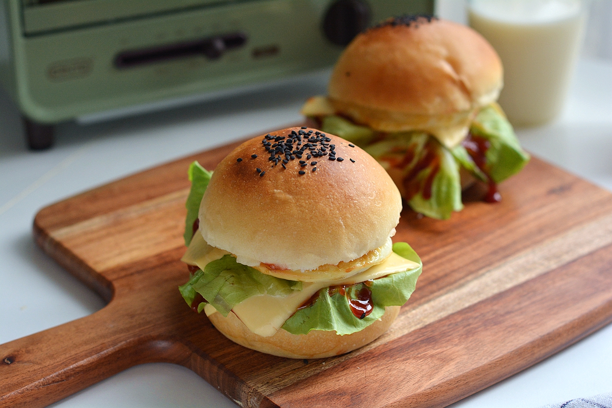 100克面粉烤2个大汉堡，表面不刷蛋液颜色倍儿好，又暄又软吃撑了