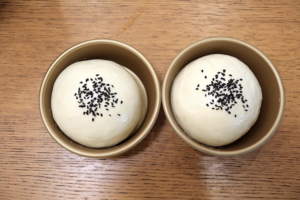 100克面粉烤2个大汉堡，表面不刷蛋液颜色倍儿好，又暄又软吃撑了