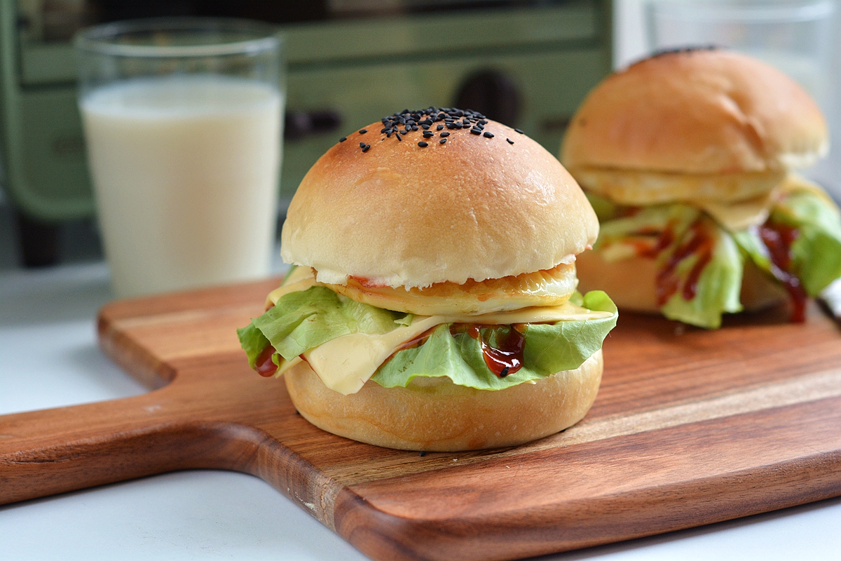 100克面粉烤2个大汉堡，表面不刷蛋液颜色倍儿好，又暄又软吃撑了