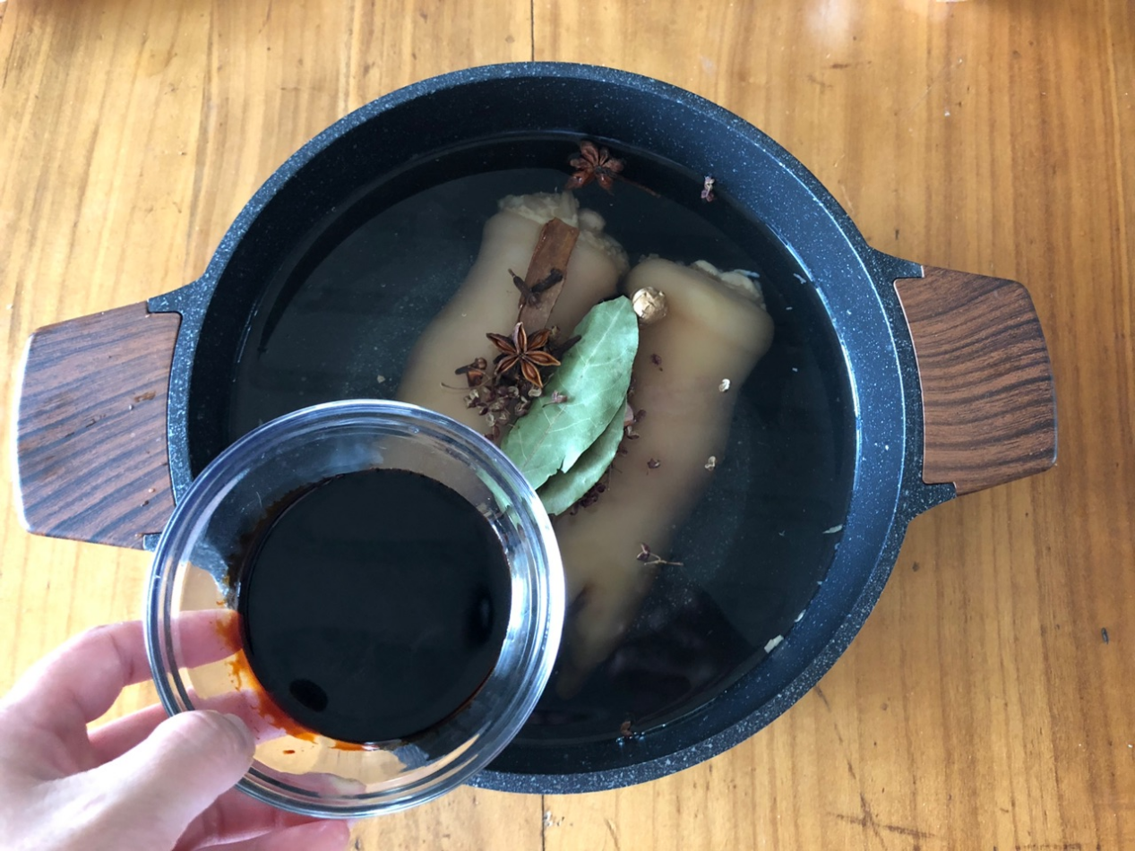 家常酱猪蹄,下饭下酒两相宜,满满的胶原蛋白