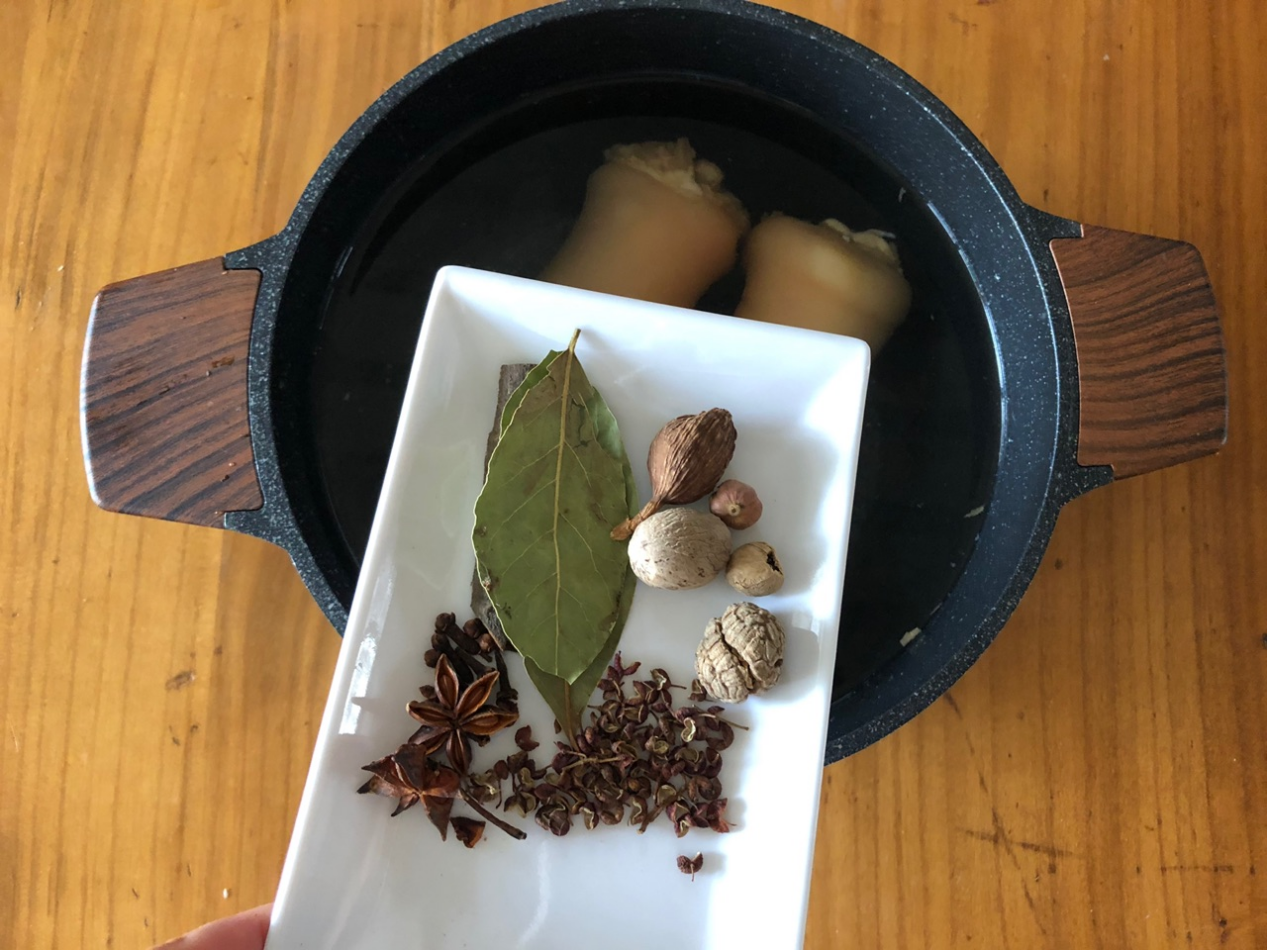 家常酱猪蹄,下饭下酒两相宜,满满的胶原蛋白