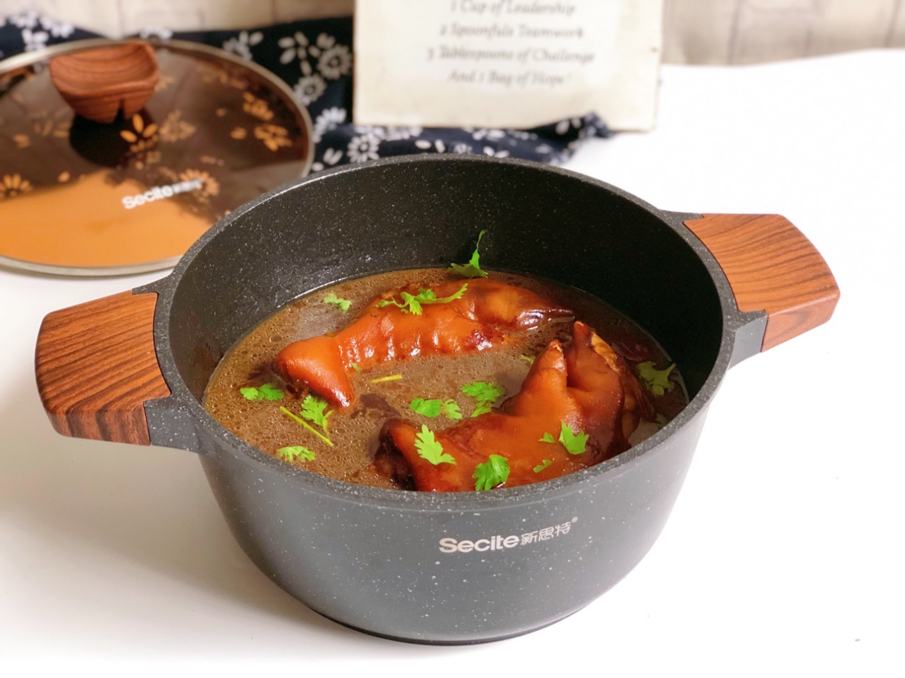 家常酱猪蹄,下饭下酒两相宜,满满的胶原蛋白