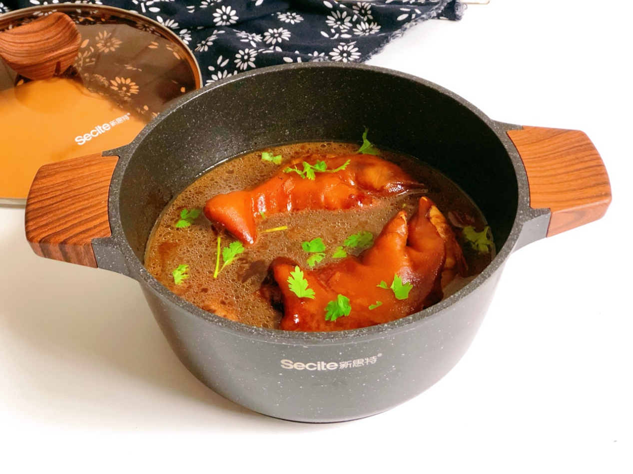 家常酱猪蹄,下饭下酒两相宜,满满的胶原蛋白