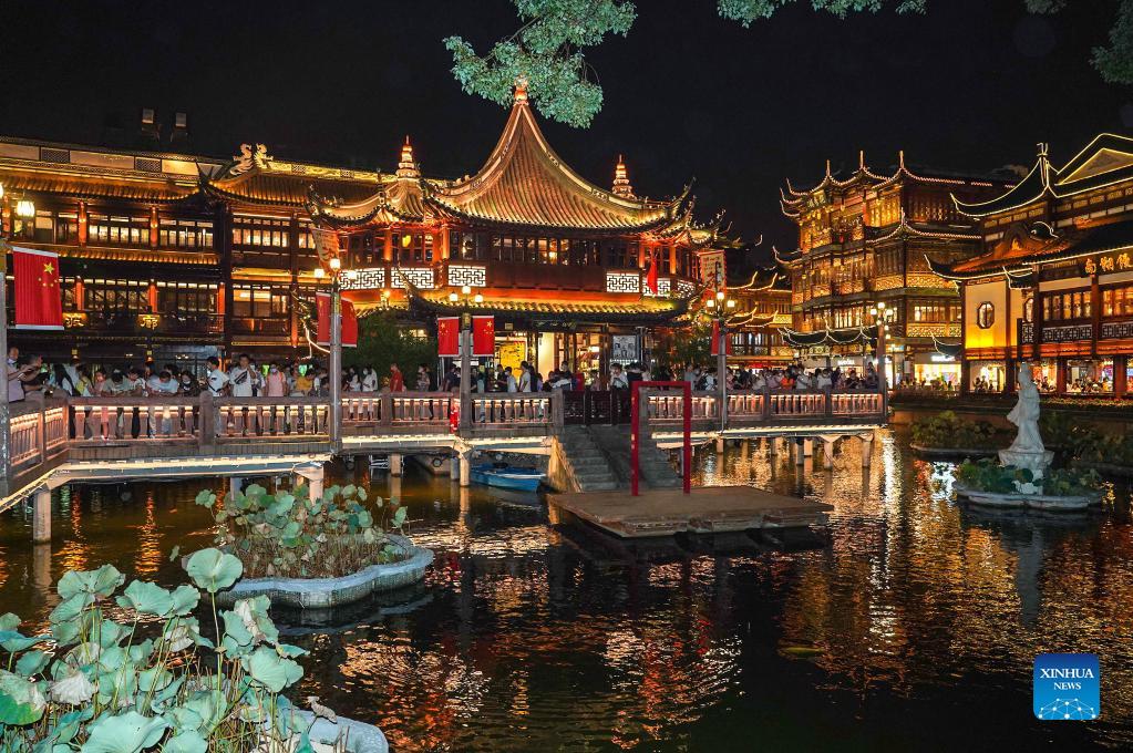 Tourists visit Yuyuan Garden in Shanghai, east China, Oct. 2, 2021. Saturday was the second day of China's week-long National Day holiday. (Xinhua/Wang Xiang)