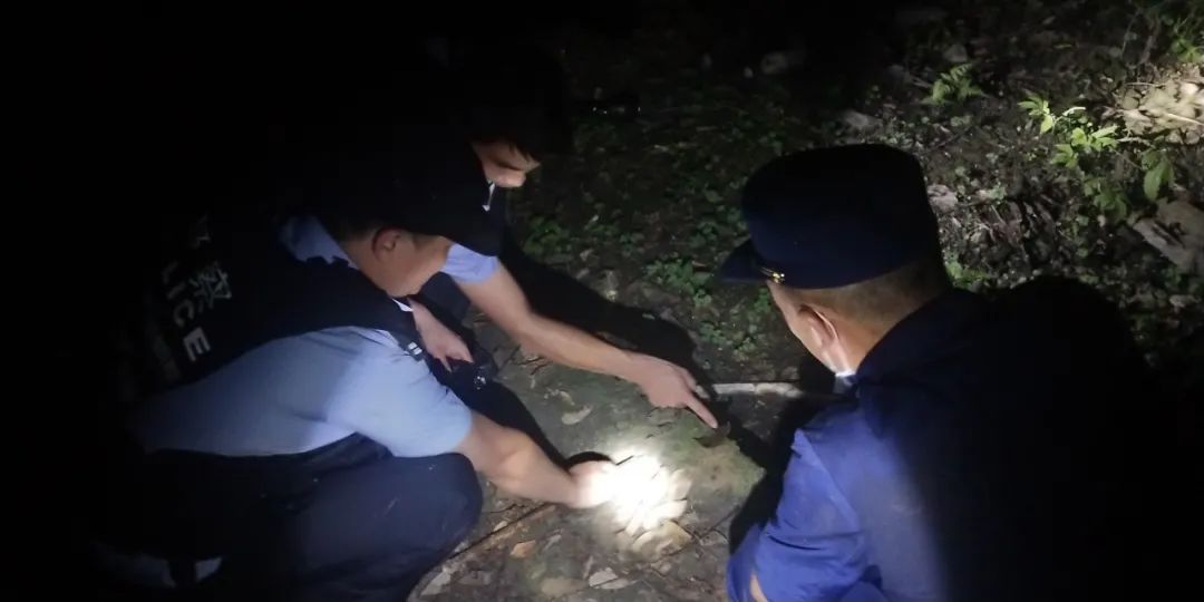 国庆第二天,民警在悬崖边找到这对失踪父子……休闲区蓝鸢梦想 - Www.slyday.coM 国庆第二天,民警在悬崖边找到这对失踪父子……休闲区蓝鸢梦想 - Www.slyday.coM