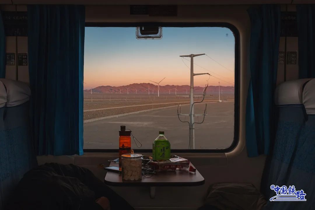 坐高铁千万不要玩手机 你也许会错过“风景大片”休闲区蓝鸢梦想 - Www.slyday.coM 坐高铁千万不要玩手机 你也许会错过“风景大片”休闲区蓝鸢梦想 - Www.slyday.coM