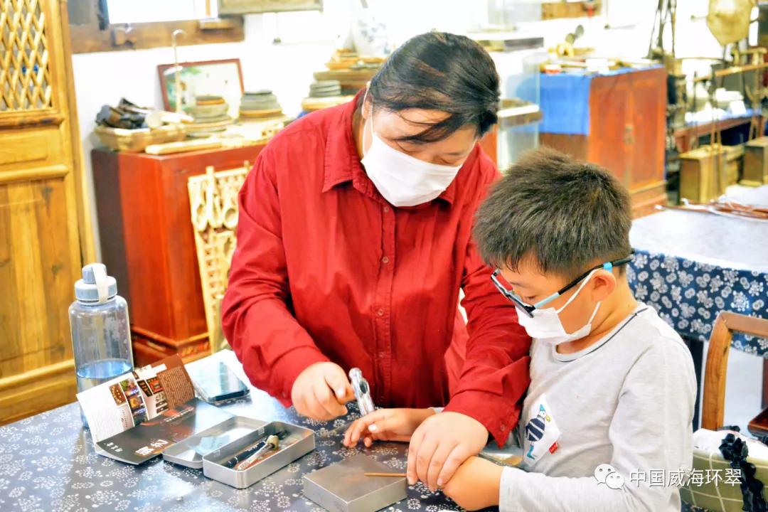 环翠非遗人才展绝活儿,擦亮街区红色底色——“初心·奋进”迎国庆!休闲区蓝鸢梦想 - Www.slyday.coM 环翠非遗人才展绝活儿,擦亮街区红色底色——“初心·奋进”迎国庆!休闲区蓝鸢梦想 - Www.slyday.coM