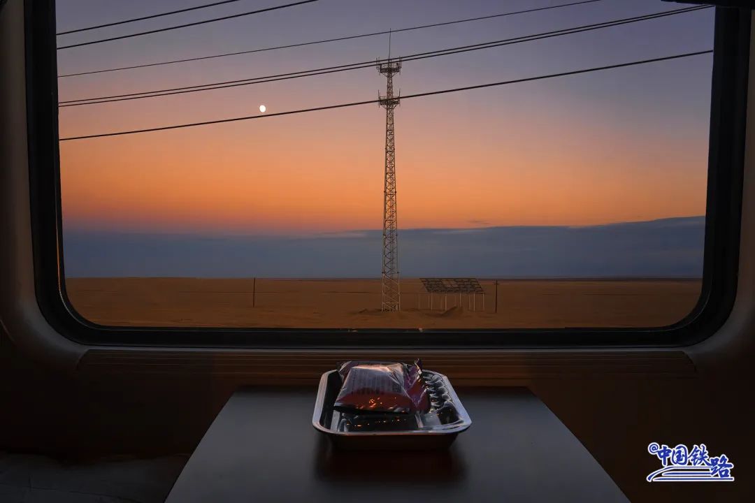 坐高铁千万不要玩手机 你也许会错过“风景大片”休闲区蓝鸢梦想 - Www.slyday.coM 坐高铁千万不要玩手机 你也许会错过“风景大片”休闲区蓝鸢梦想 - Www.slyday.coM