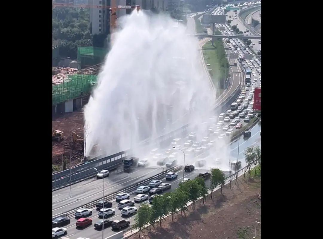 啥情况?高速路上惊现十米“水门”,车辆排队“洗车”(视频)休闲区蓝鸢梦想 - Www.slyday.coM 啥情况?高速路上惊现十米“水门”,车辆排队“洗车”(视频)休闲区蓝鸢梦想 - Www.slyday.coM