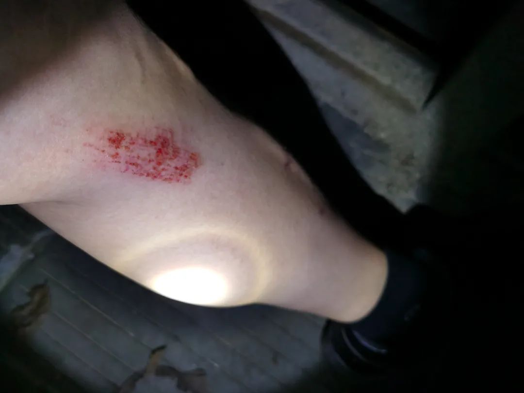 国庆第二天,民警在悬崖边找到这对失踪父子……休闲区蓝鸢梦想 - Www.slyday.coM 国庆第二天,民警在悬崖边找到这对失踪父子……休闲区蓝鸢梦想 - Www.slyday.coM