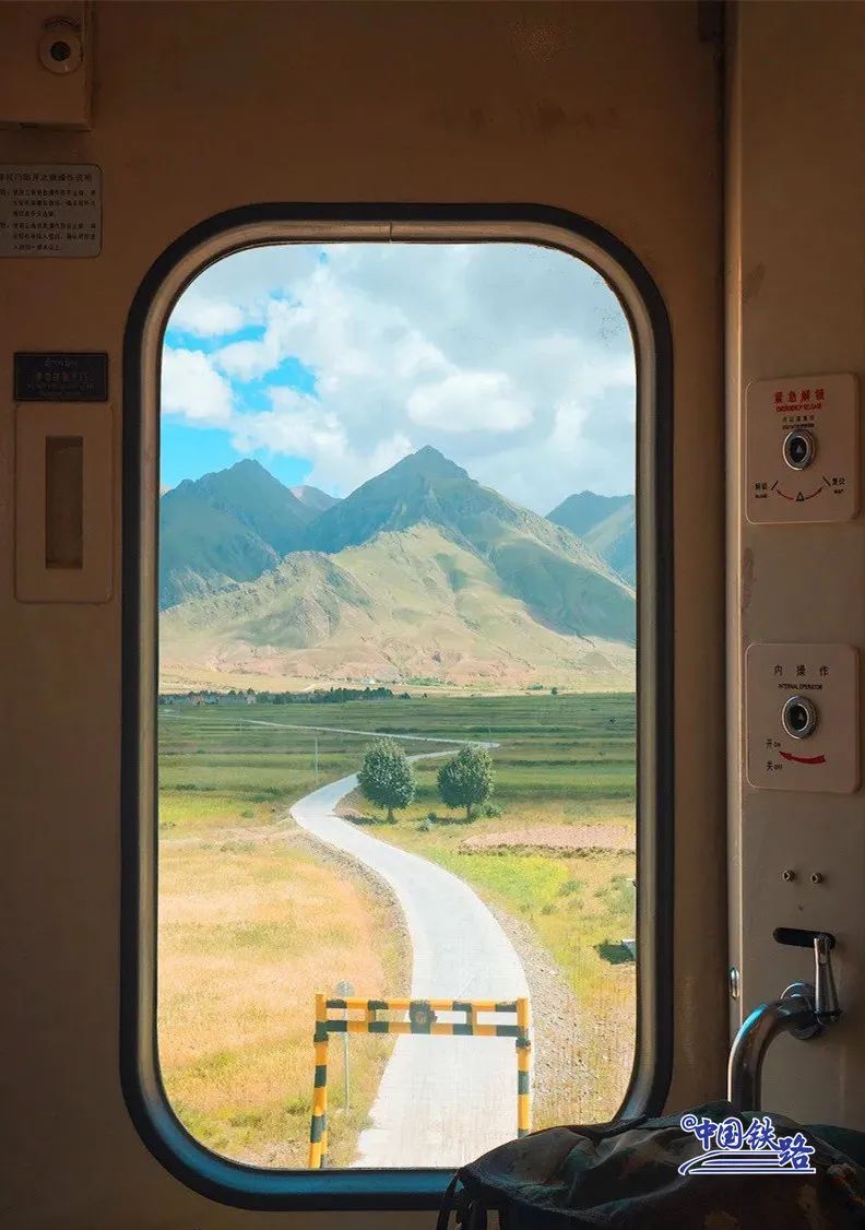 坐高铁千万不要玩手机 你也许会错过“风景大片”休闲区蓝鸢梦想 - Www.slyday.coM 坐高铁千万不要玩手机 你也许会错过“风景大片”休闲区蓝鸢梦想 - Www.slyday.coM