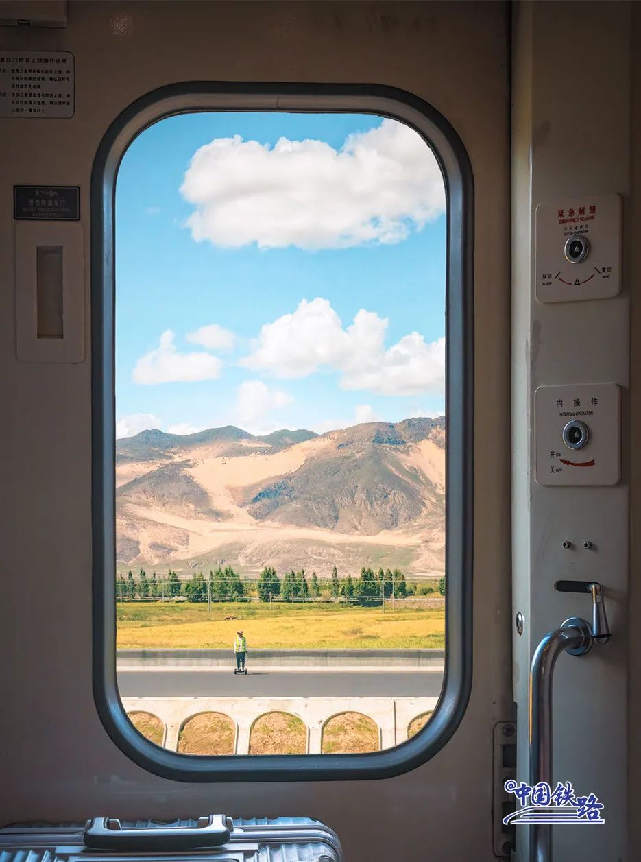 坐高铁千万不要玩手机 你也许会错过“风景大片”休闲区蓝鸢梦想 - Www.slyday.coM 坐高铁千万不要玩手机 你也许会错过“风景大片”休闲区蓝鸢梦想 - Www.slyday.coM