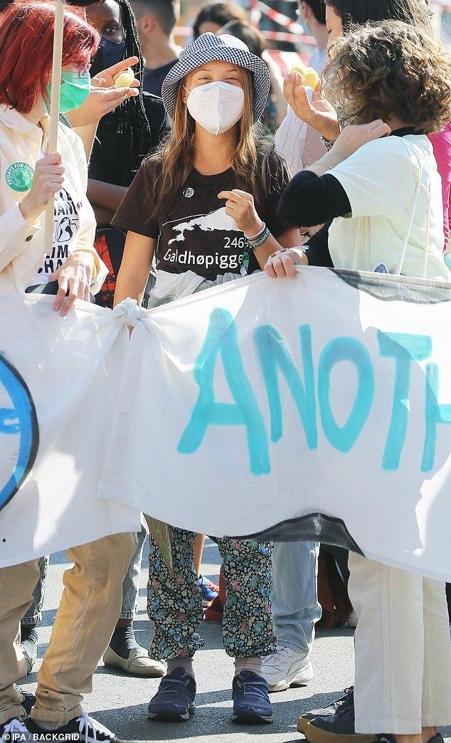 瑞典18岁环保少女恋爱了,给高大少年喂薯条好甜,被搂肩膀变温柔休闲区蓝鸢梦想 - Www.slyday.coM 瑞典18岁环保少女恋爱了,给高大少年喂薯条好甜,被搂肩膀变温柔休闲区蓝鸢梦想 - Www.slyday.coM