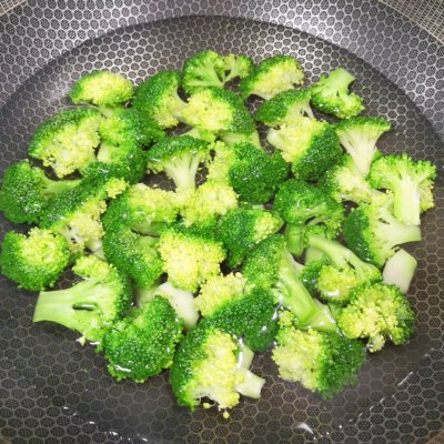 5,锅里放水烧开,下入西兰花焯水2分钟关火.