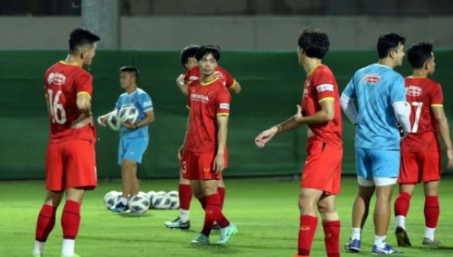 以假乱真！越南队训练球员们混穿带号码球衣，演练战术蒙骗国足