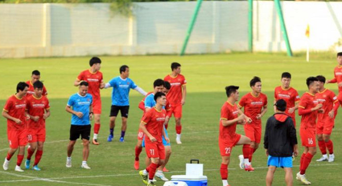 以假乱真！越南队训练球员们混穿带号码球衣，演练战术蒙骗国足