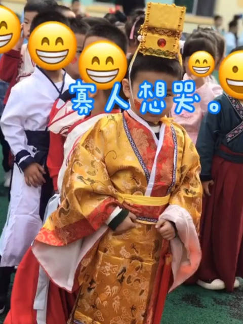 幼儿园举行汉服活动，男孩身穿皇帝装入场惊呆众人