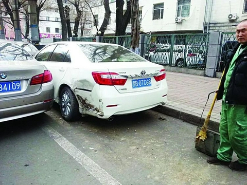 汽车路边被撞先报警还是先找保险？顺序错了，保险公司一毛不赔！