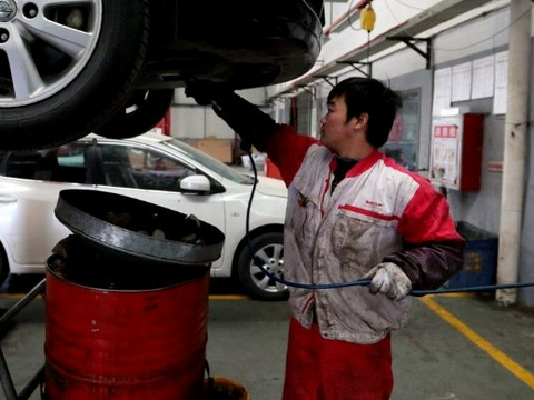 汽车保养的误区，很多人都不清楚，全合成机油最省钱