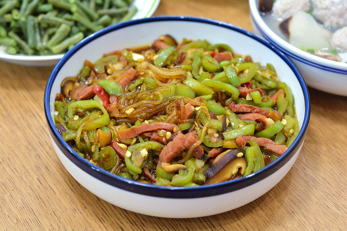 [转载]北京娘儿仨国庆节晚餐，1汤1荤1素全吃光了，伙食不赖饭量不孬
