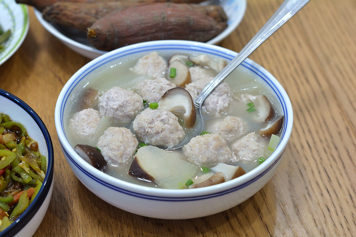 [转载]北京娘儿仨国庆节晚餐，1汤1荤1素全吃光了，伙食不赖饭量不孬