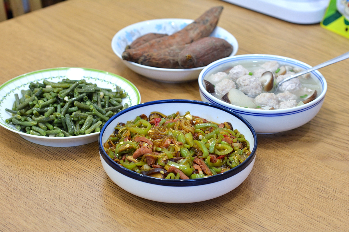 [转载]北京娘儿仨国庆节晚餐，1汤1荤1素全吃光了，伙食不赖饭量不孬