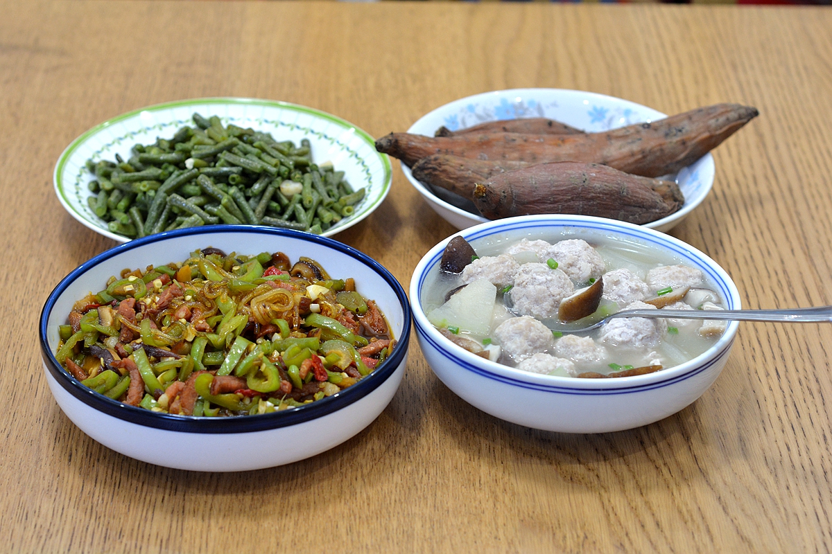 [转载]北京娘儿仨国庆节晚餐，1汤1荤1素全吃光了，伙食不赖饭量不孬