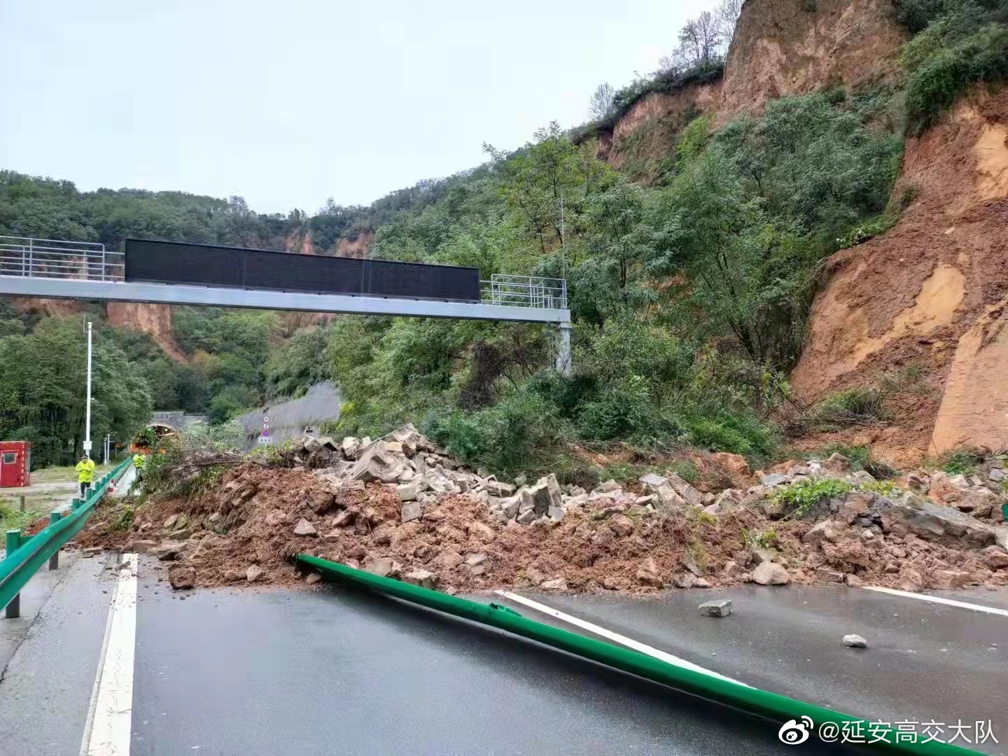 强降雨致延西高速一隧道塌方 现场临时交通管控