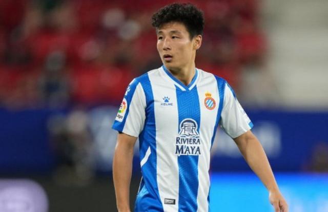 武磊连夜与国足会合,被看台上的五星红旗感动,与本泽马交换球衣休闲区蓝鸢梦想 - Www.slyday.coM 武磊连夜与国足会合,被看台上的五星红旗感动,与本泽马交换球衣休闲区蓝鸢梦想 - Www.slyday.coM