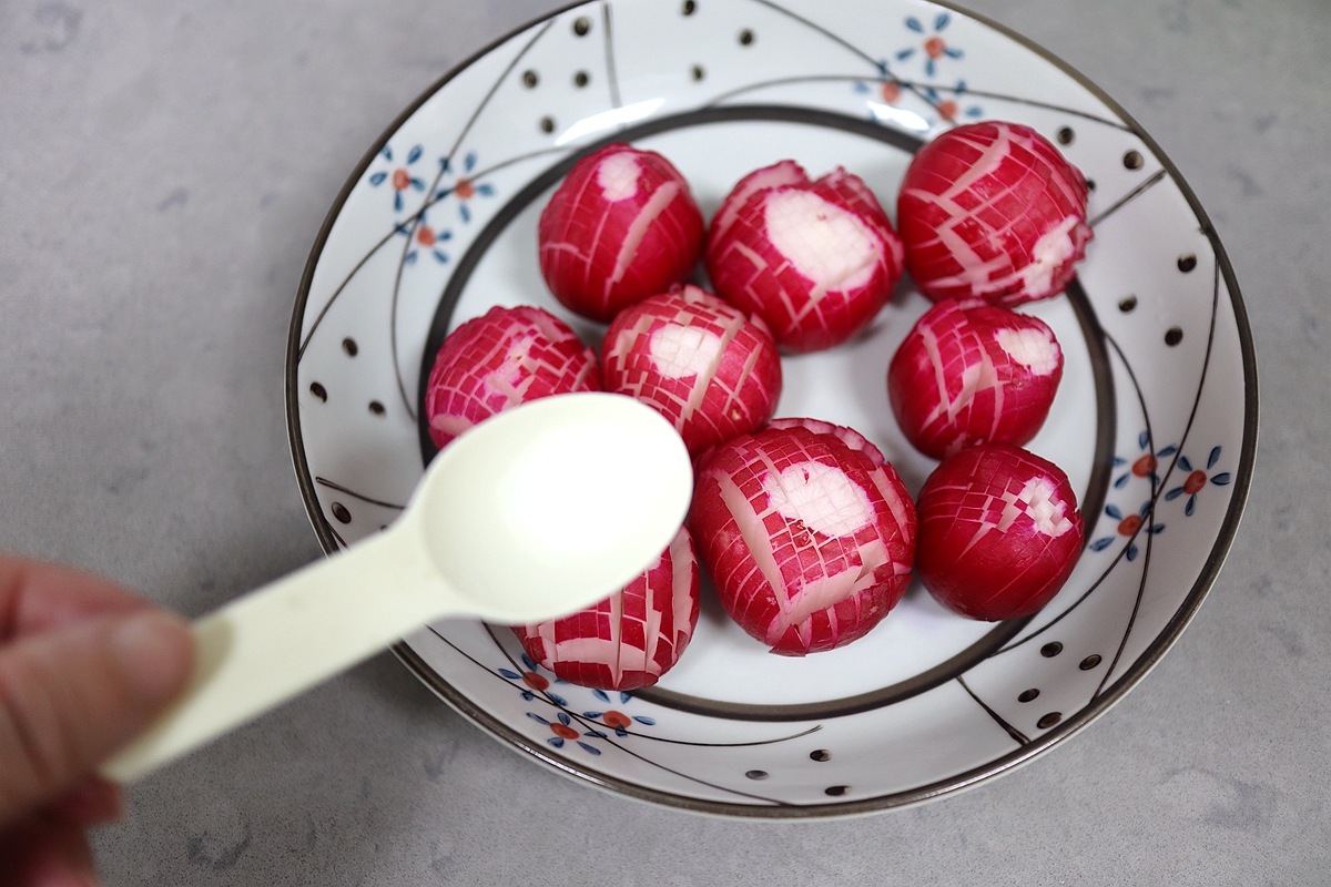 樱桃水萝卜简单一腌，脆爽开胃又多汁，一口一个酸甜微辣真解气