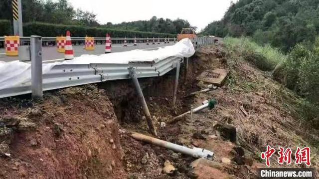 山体滑坡路基塌方致四川多条高速通行受阻 目前正在抢修休闲区蓝鸢梦想 - Www.slyday.coM 山体滑坡路基塌方致四川多条高速通行受阻 目前正在抢修休闲区蓝鸢梦想 - Www.slyday.coM
