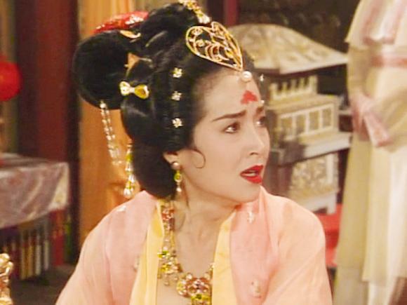 恬妞本名朱凯莉,1994年出演《天师钟馗之杨贵妃》时,她已36岁.